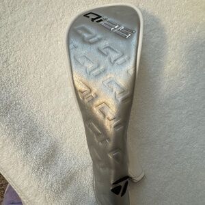 TAYLOR MADE HYBRID COVER